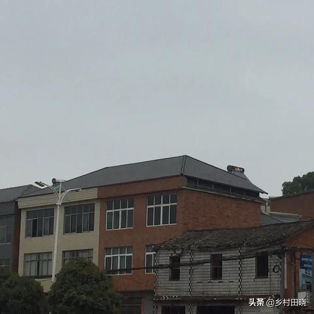 農(nóng)村自建房坡屋頂，用琉璃瓦還是樹脂瓦？看看內(nèi)行人的經(jīng)驗(yàn)分享